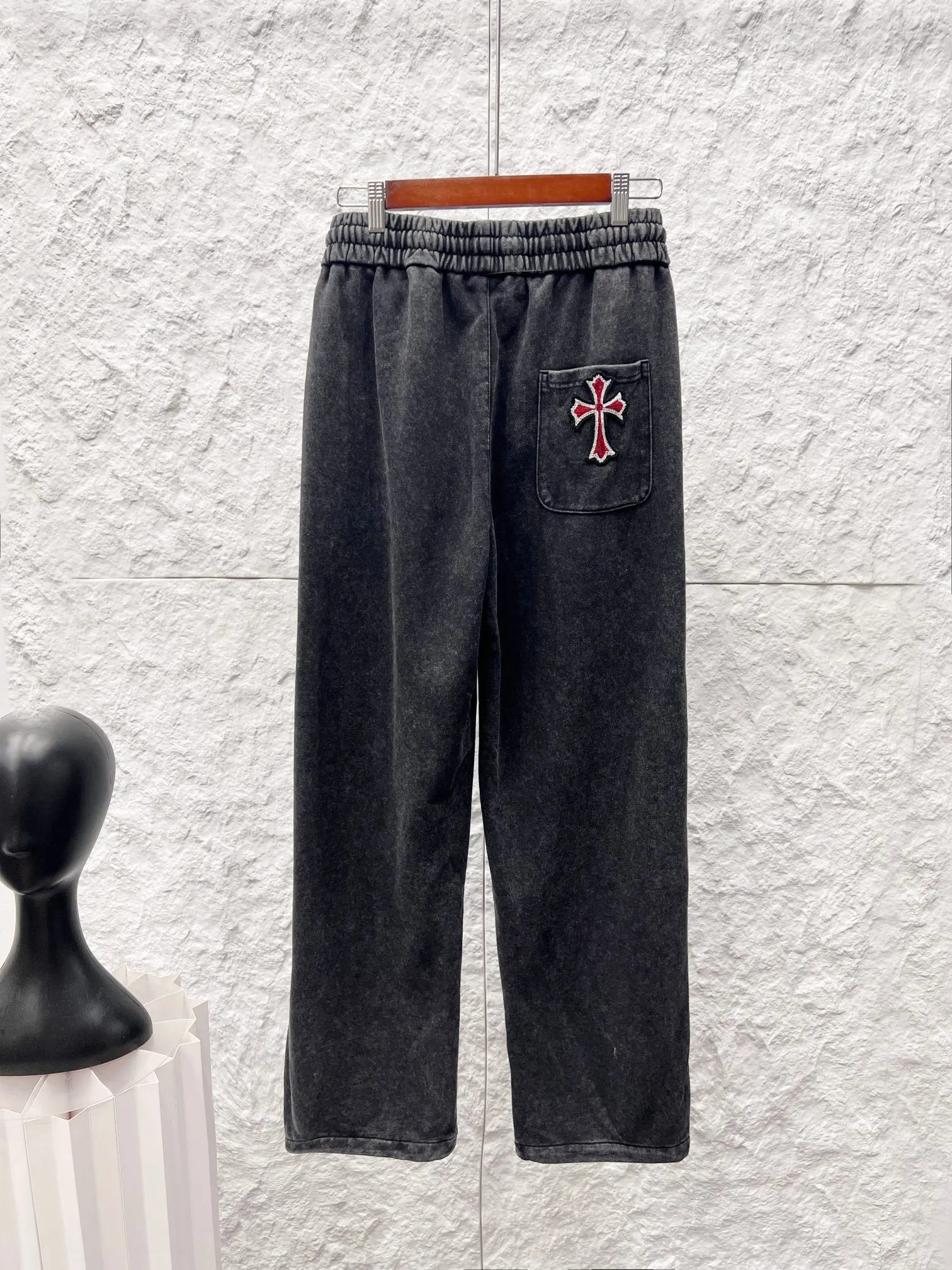 Chrome Hearts（ In Stock） ， ， ， Retro ， ， Classic 。Cemetery Cross + ：Top-Grain Cowhide （Genuine Leather ） ： ： （4 ） ： 。 Genuine Leather ；Black Khaki Dark Gray Sizes；S-2XL （ ） （ ）